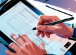 Um anúncio digital em uma tela de computador com a imagem borrada e um texto genérico, simbolizando a baixa qualidade de criativos que não geram resultados e a necessidade de profissionalismo em marketing digital.