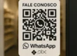 Um adesivo de porta de loja com design minimalista e estratégico, destacando um QR Code grande para o WhatsApp e o símbolo do Pix, ilustrando como lojistas podem usar esse espaço para comunicação visual eficaz e aumentar o fluxo de clientes na loja física.