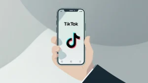 Empresário utilizando celular com o logo do TikTok, representando a aplicação da psicologia do consumo e estratégia de vendas em pequenos negócios.