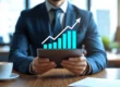 Empresário sorridente em um escritório moderno observando um tablet que mostra gráficos simples e positivos de crescimento.
