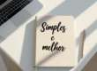 Mesa de trabalho minimalista com um notebook e um caderno escrito "Simples é melhor", representando clareza no marketing