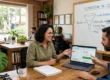 Equipe de marketing analisando em uma tela as métricas de conversão e melhorias na jornada do usuário em um site corporativo.
